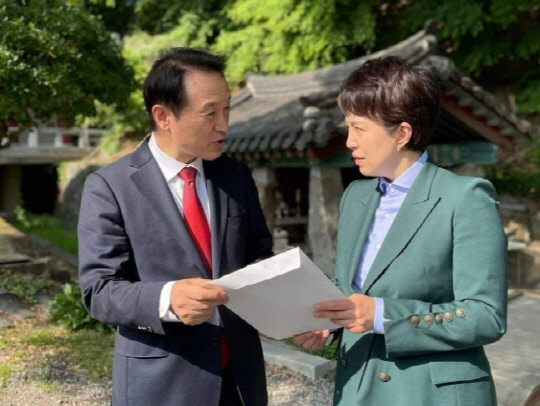 지난달 13일 김은혜(오른쪽) 국민의힘 당시 경기도지사 후보와 임태희 경기도교육감 후보(현 당선인)가 만나 김 후보의 경기도 초등학생 아침급식 전면 실시에 공감대를 이뤘다고 임 후보 측이 밝혔다. 임태희 경기도교육감 후보 캠프 제공